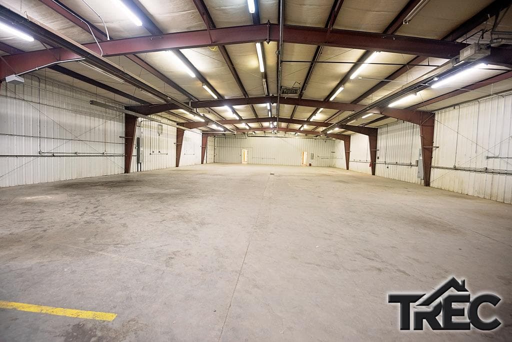 415 Alan Rd — photo 2 of 41