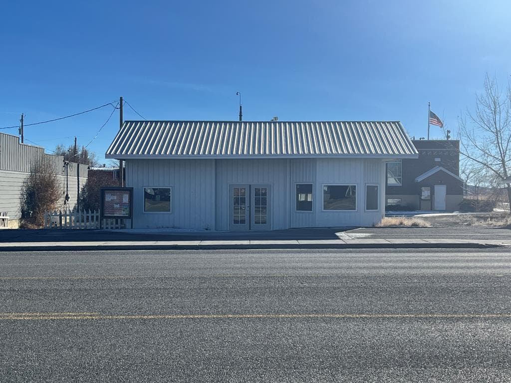 110 E Main St photo 1