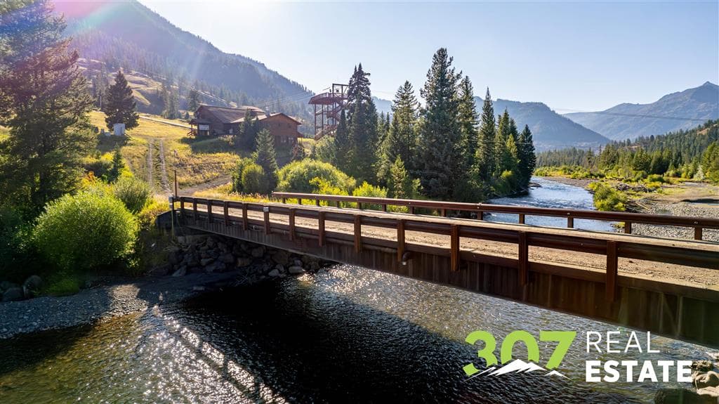 348 North Fork Hwy — photo 4 of 29