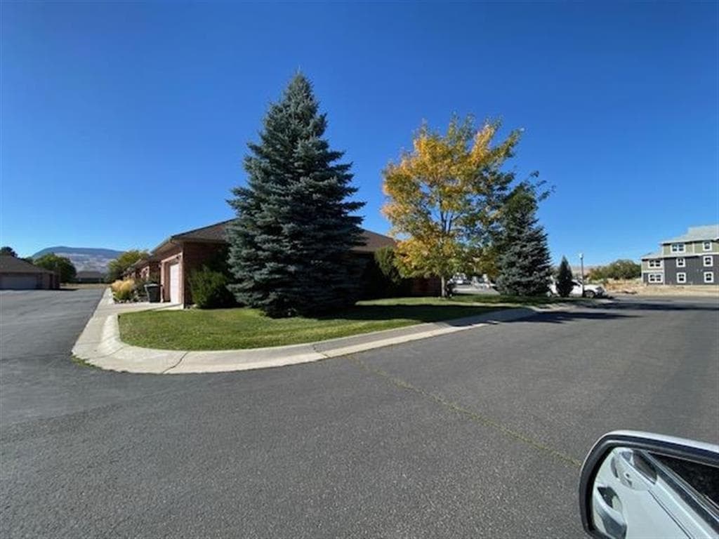 2332 Pioneer Ave — photo 4 of 39