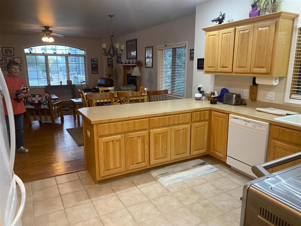 2332 Pioneer Ave — photo 6 of 39