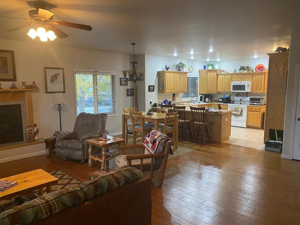 2332 Pioneer Ave — photo 8 of 39