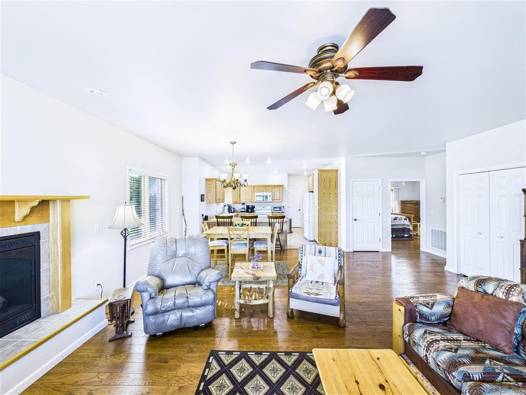 2332 Pioneer Ave — photo 10 of 39