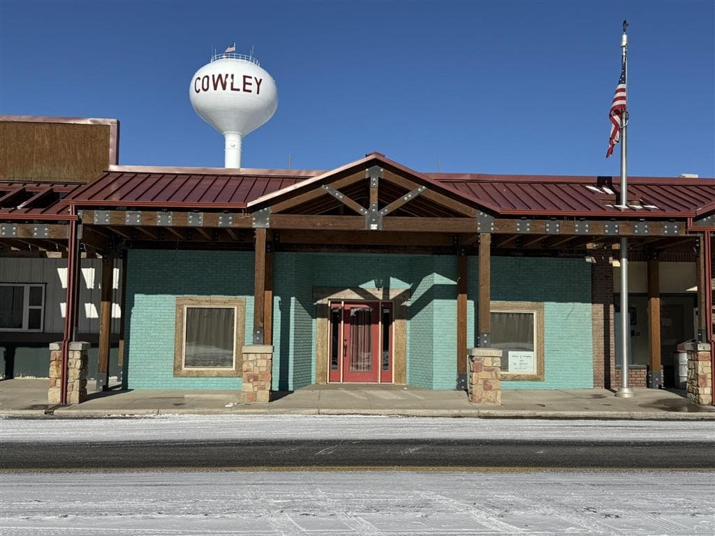 61 E Main St photo 1