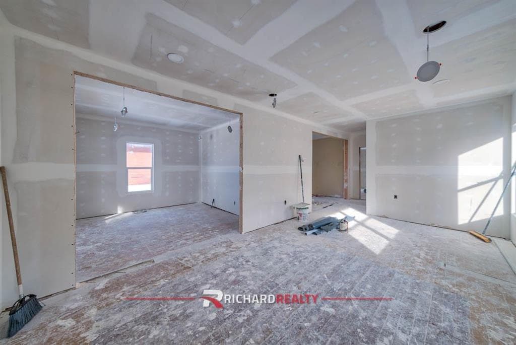 332 1st Ave N — photo 5 of 27