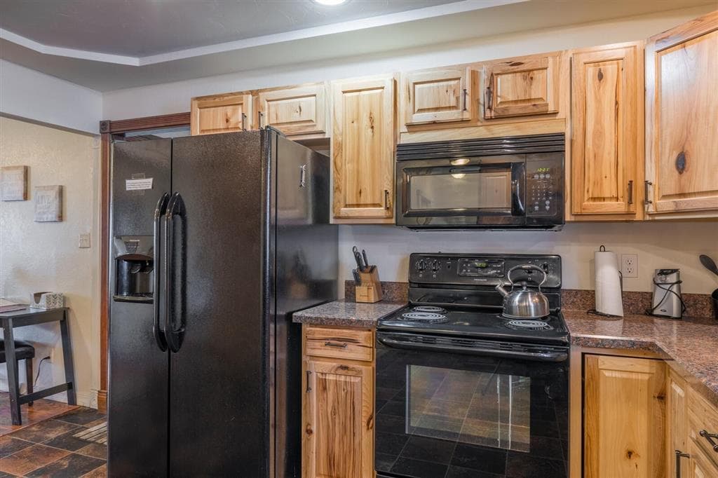 1126 Alger Ave — photo 11 of 45