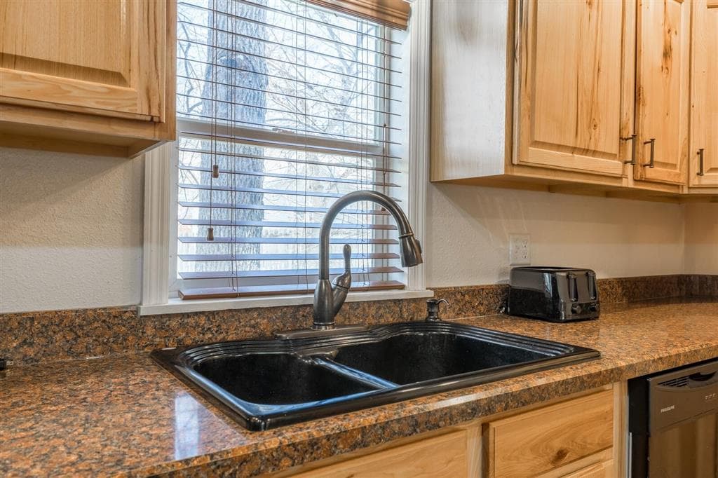 1126 Alger Ave — photo 12 of 45