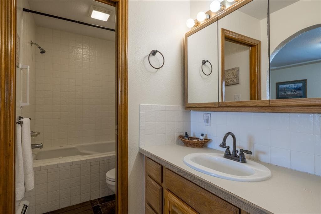 1126 Alger Ave — photo 17 of 45