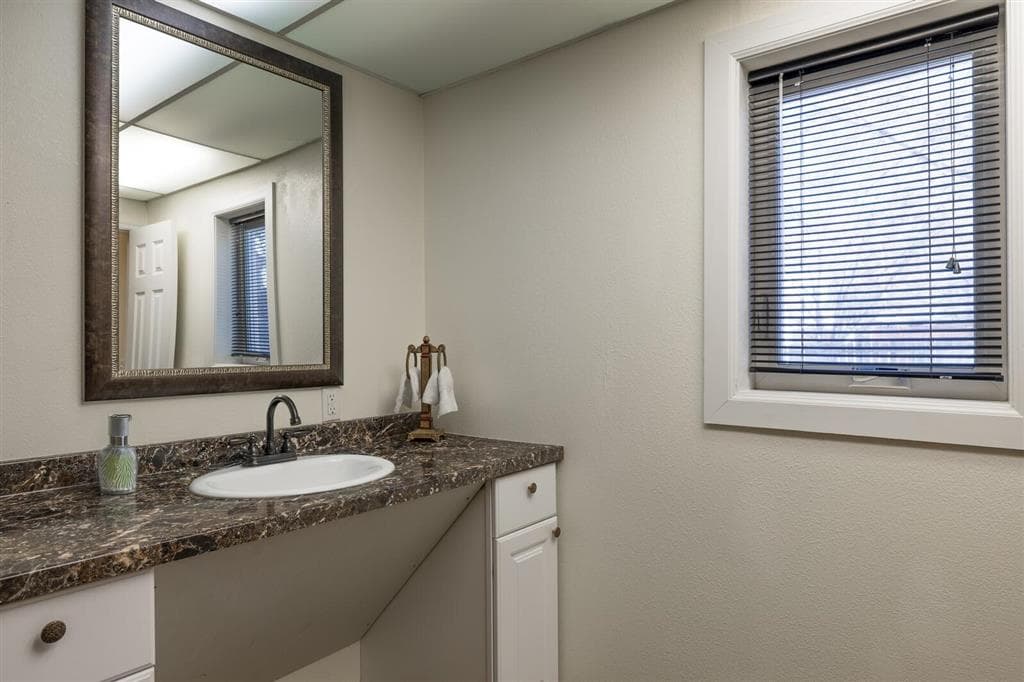 1126 Alger Ave — photo 23 of 45