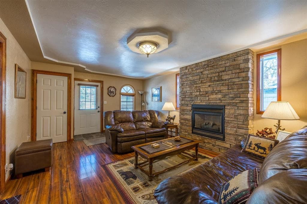 1126 Alger Ave — photo 6 of 45