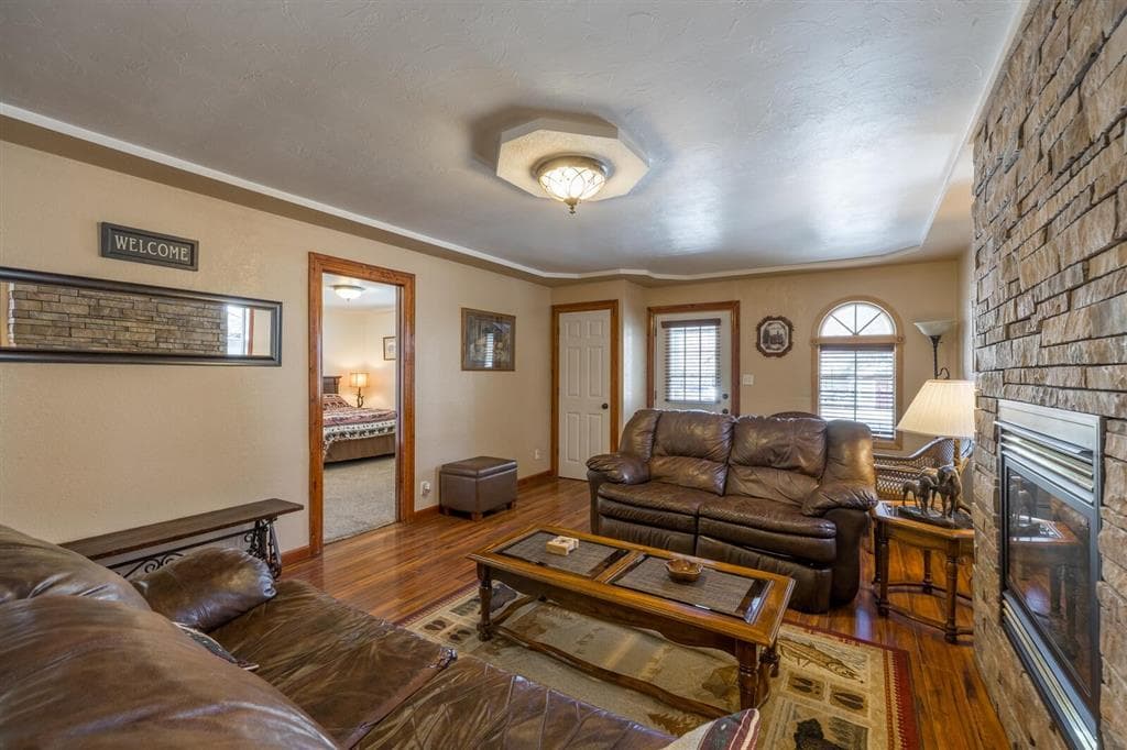 1126 Alger Ave — photo 7 of 45