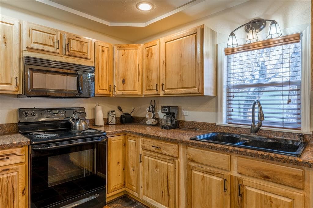 1126 Alger Ave — photo 10 of 45