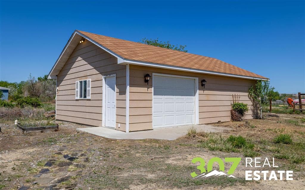 726 Henry Rd — photo 2 of 31