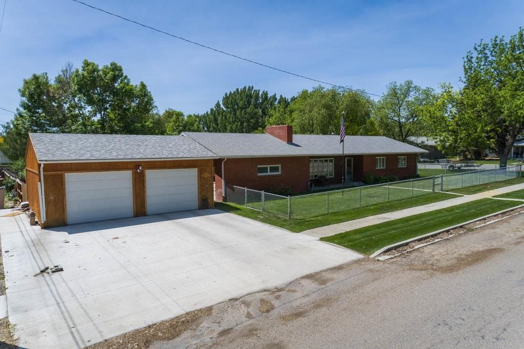 719 W B St — photo 2 of 30