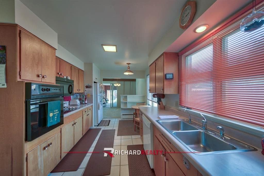 719 W B St — photo 8 of 30