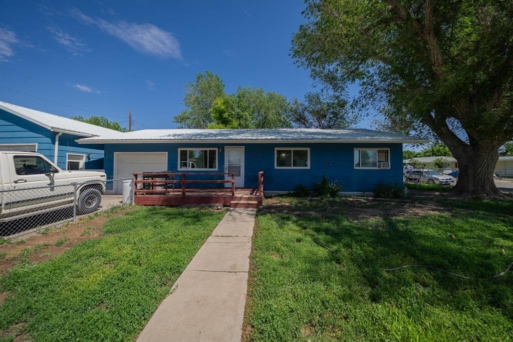 317 Thomas Ave photo 1