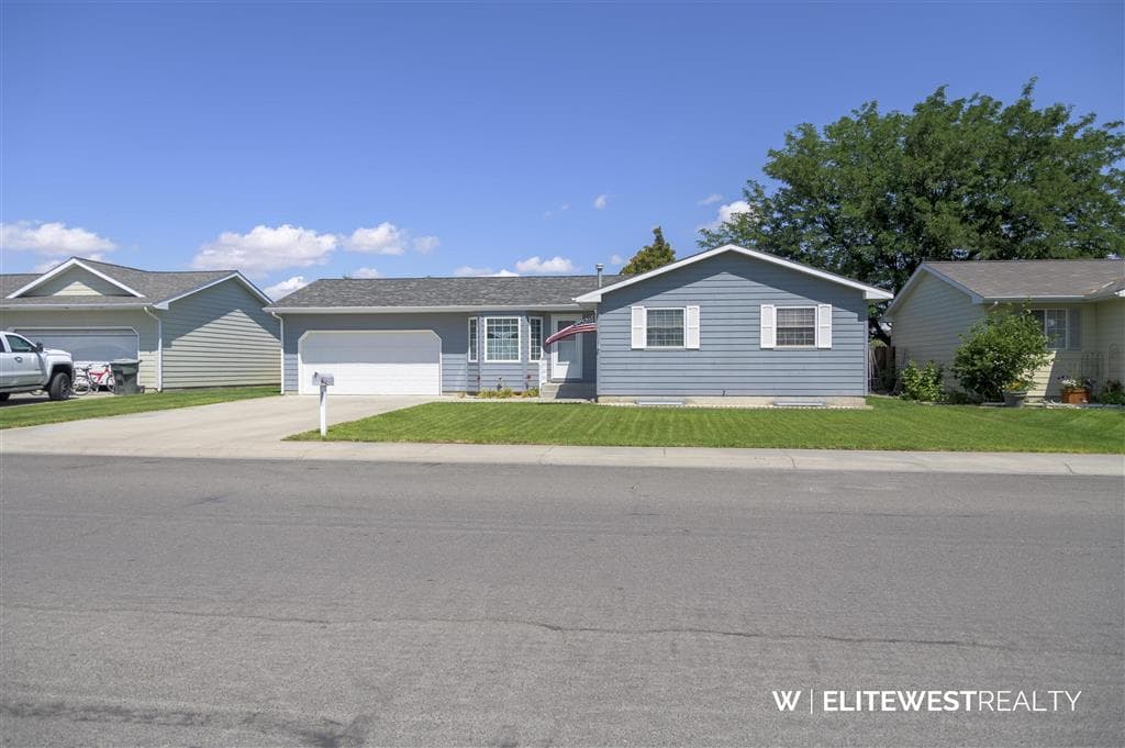 139 East 7th St — photo 2 of 71