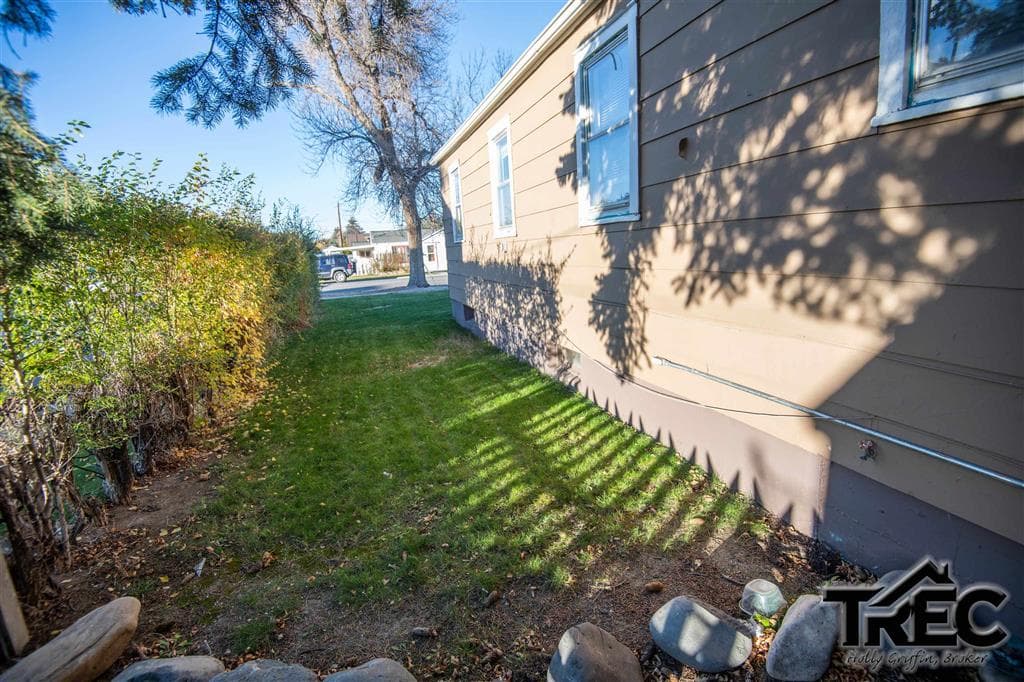 522 Avenue F — photo 23 of 25