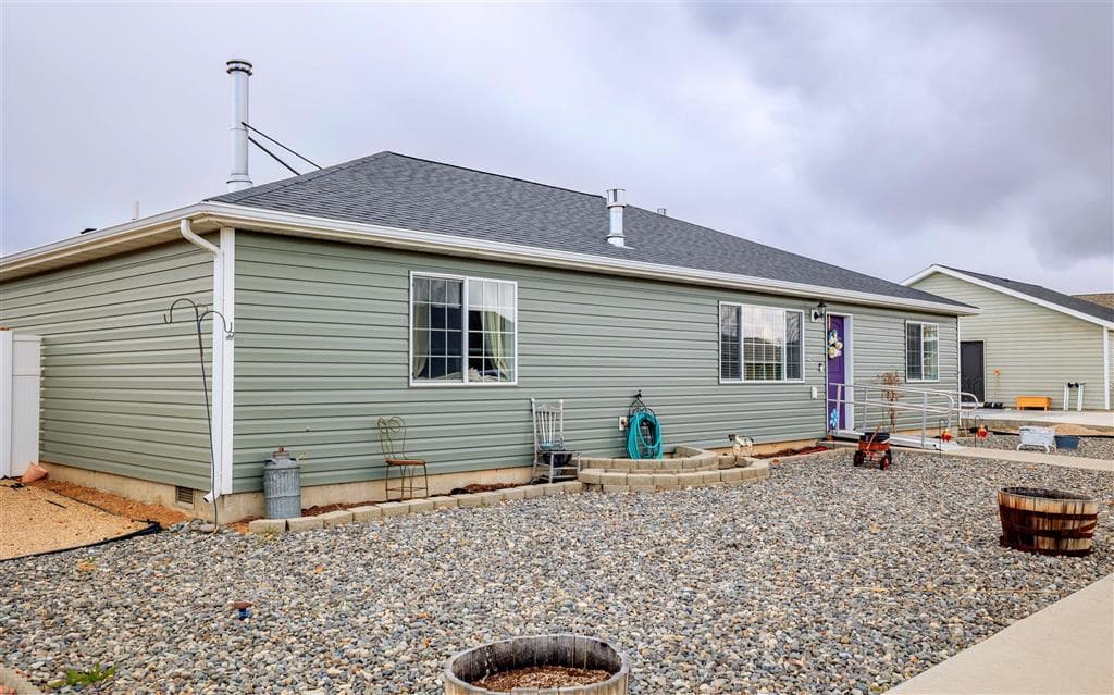 1142 E Madison St photo 1