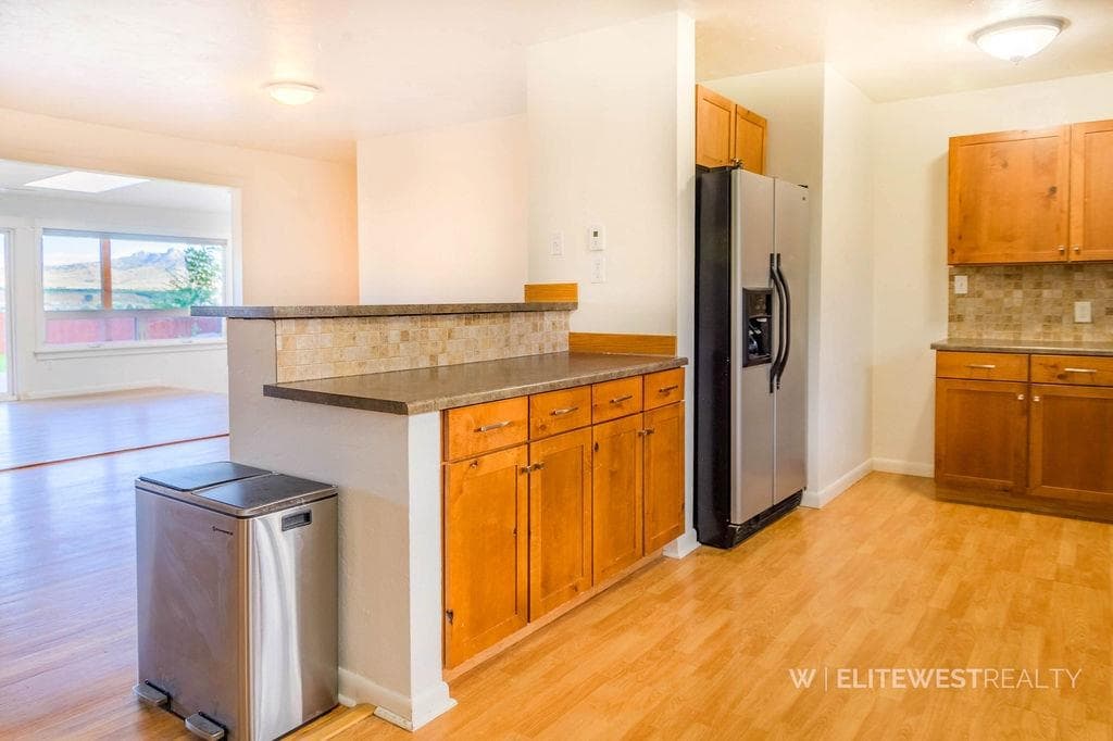 2513 Newton Ave — photo 11 of 74