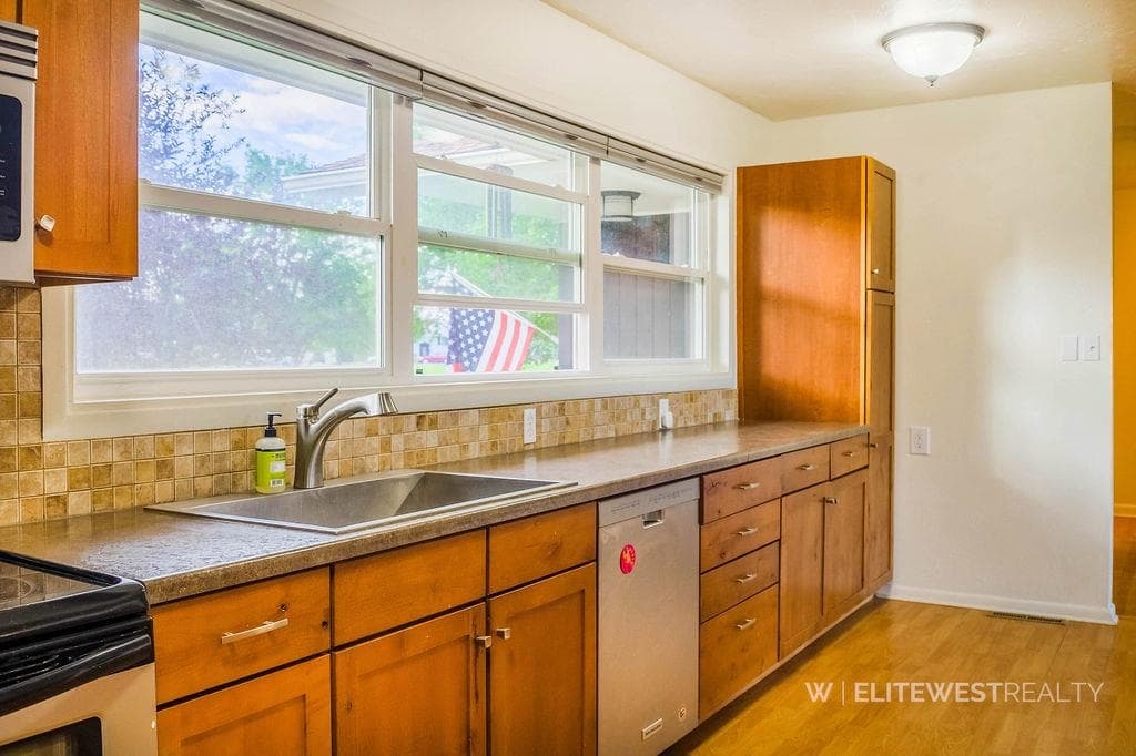 2513 Newton Ave — photo 12 of 74