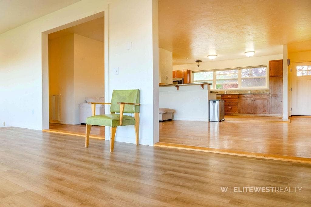 2513 Newton Ave — photo 15 of 74