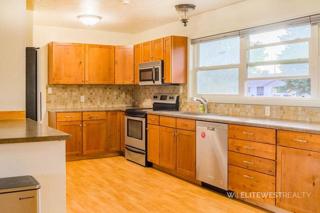 2513 Newton Ave — photo 9 of 74