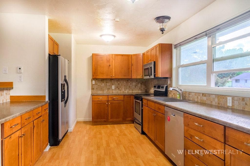 2513 Newton Ave — photo 10 of 74