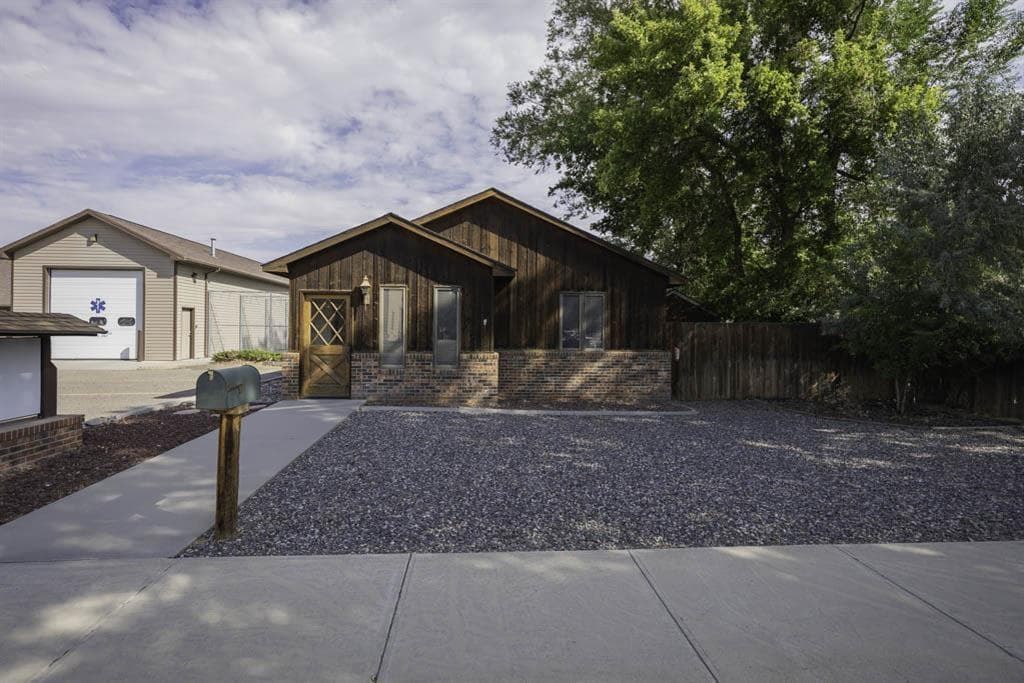 1015 Robertson Ave photo 1