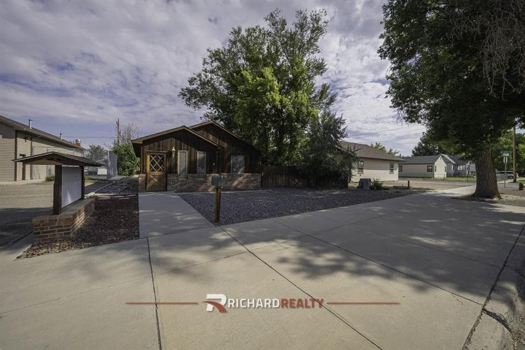 1015 Robertson Ave — photo 3 of 25