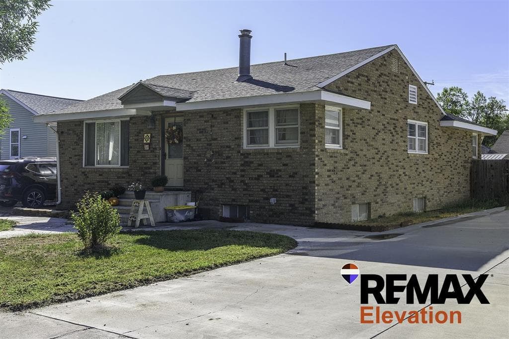 511 5th Ave N — photo 2 of 43