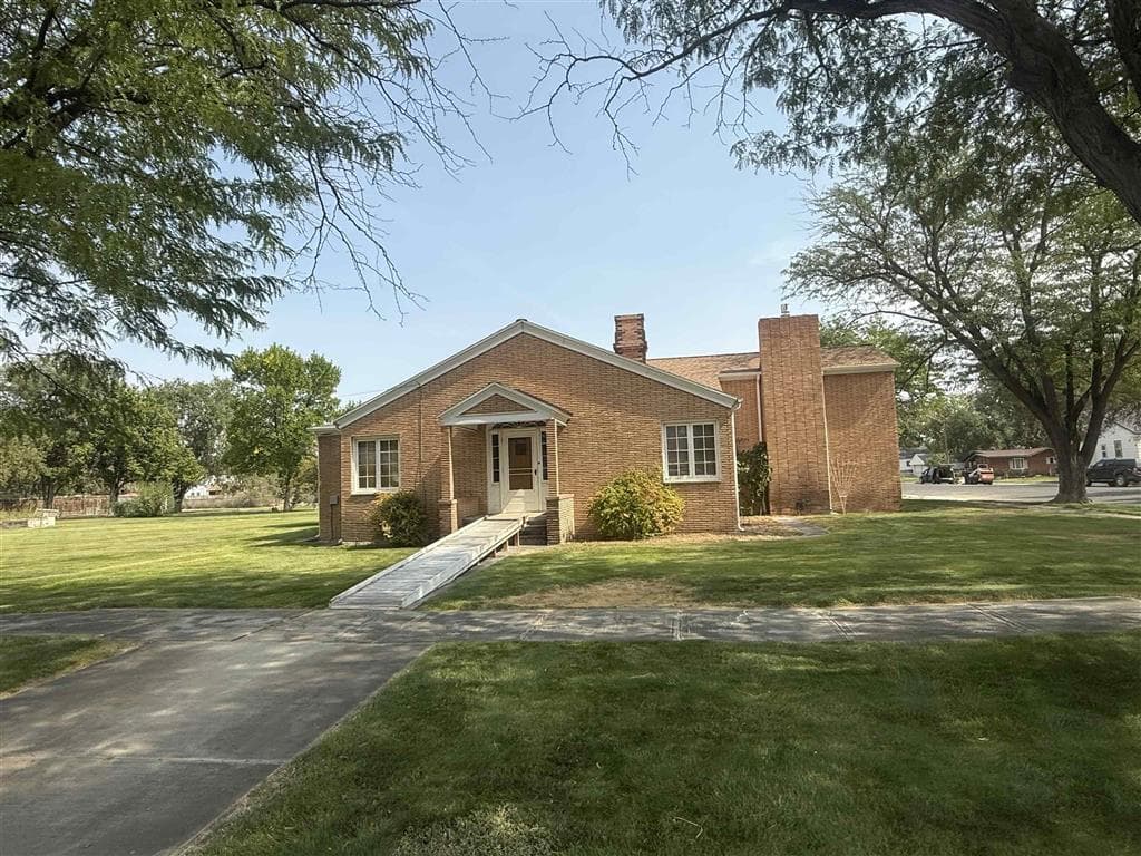 307 E 3rd St photo 1