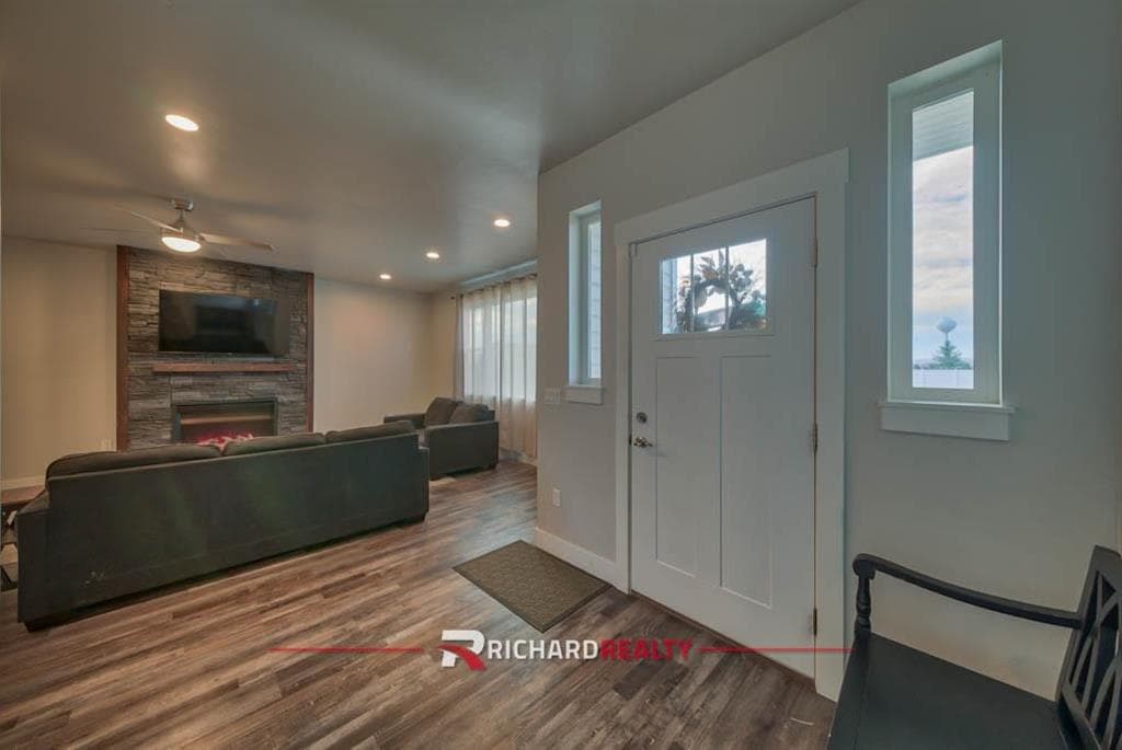 119 Blue Spruce Dr — photo 2 of 34