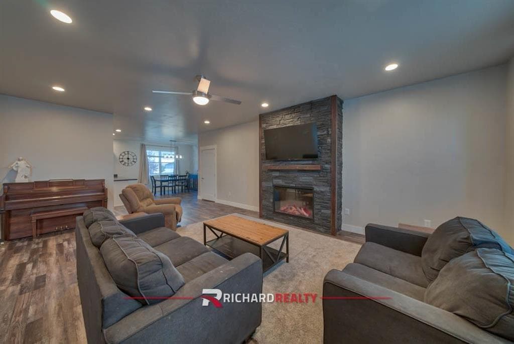 119 Blue Spruce Dr — photo 4 of 34