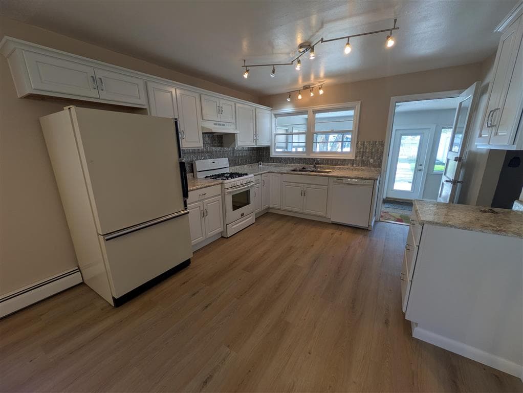 665 N Day St — photo 10 of 27