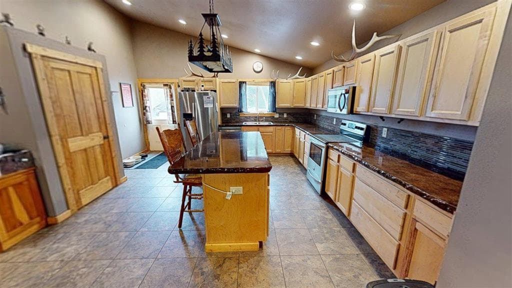 445 N Absaroka St — photo 11 of 42