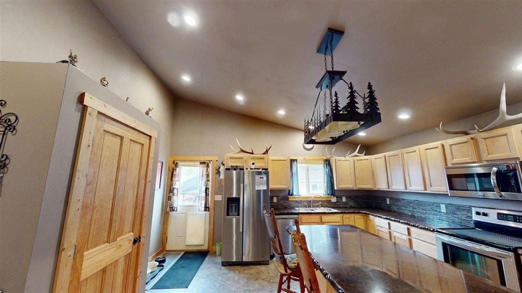 445 N Absaroka St — photo 14 of 42