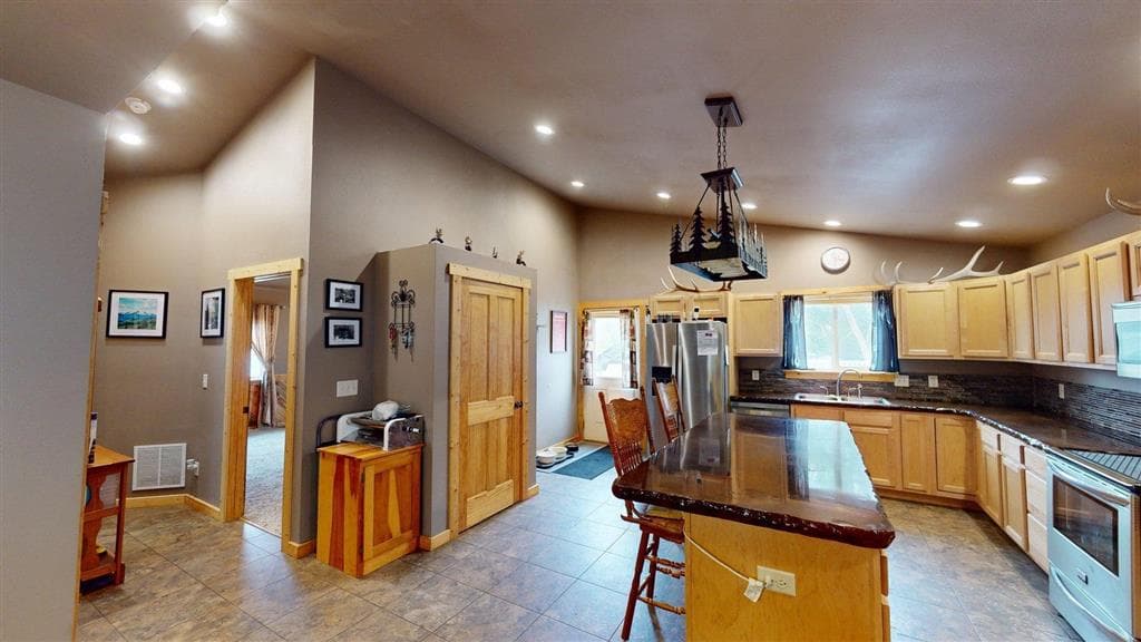 445 N Absaroka St — photo 17 of 42