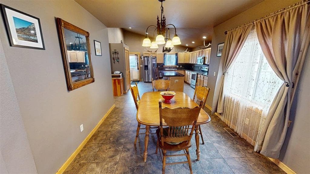 445 N Absaroka St — photo 9 of 42