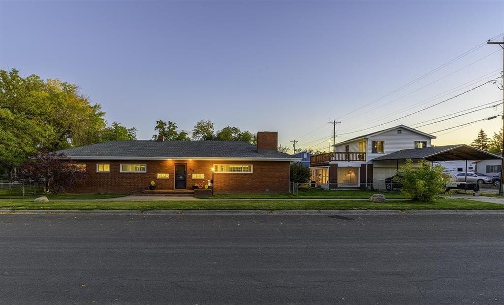 210 W 1st St photo 1