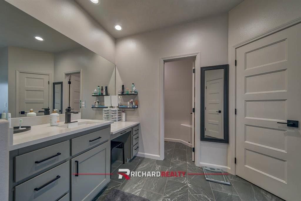 755 Go Around Loop — photo 21 of 35