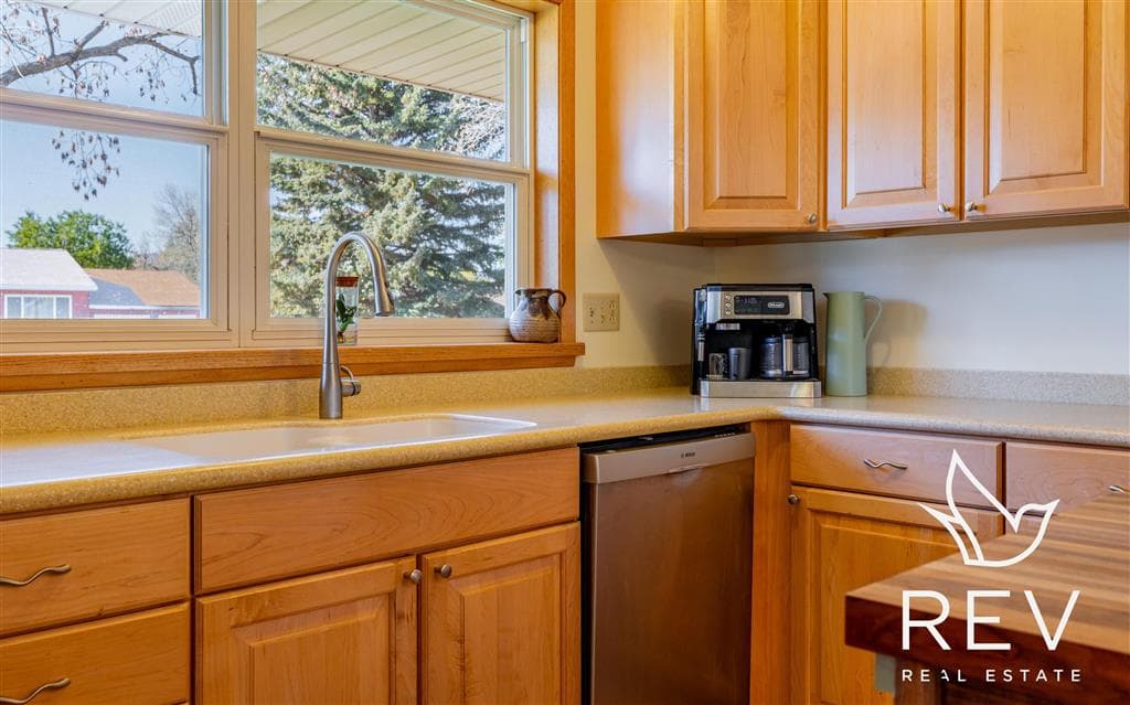 2307 Carter Ave — photo 8 of 36