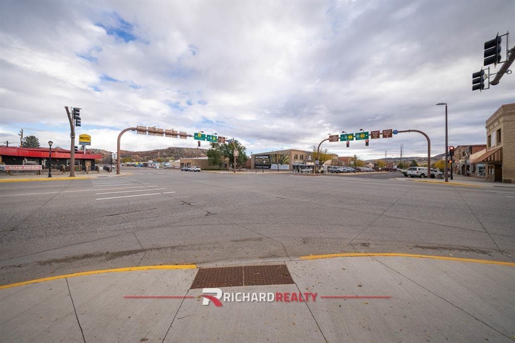 607 Broadway St — photo 2 of 22