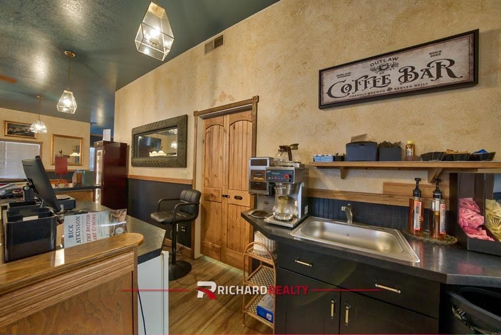 1620 Big Horn Ave — photo 20 of 49