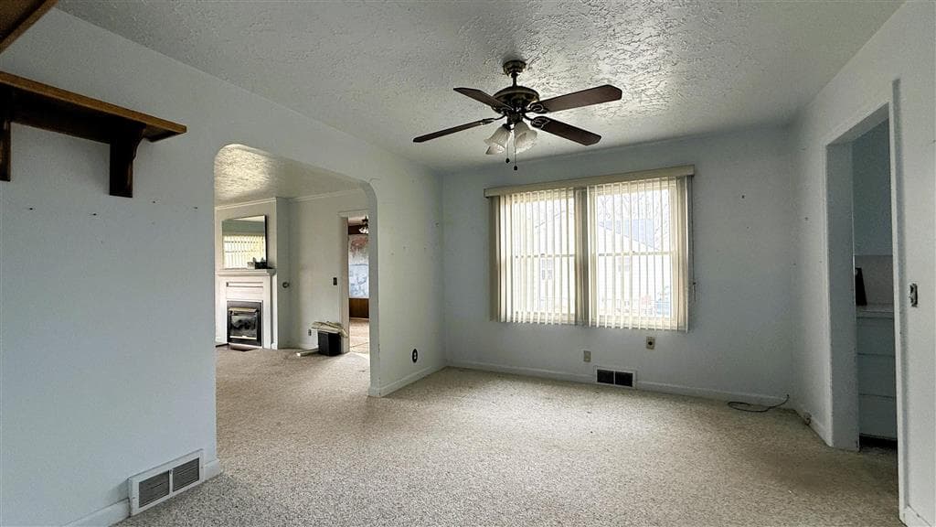 2211 Big Horn Ave — photo 11 of 38