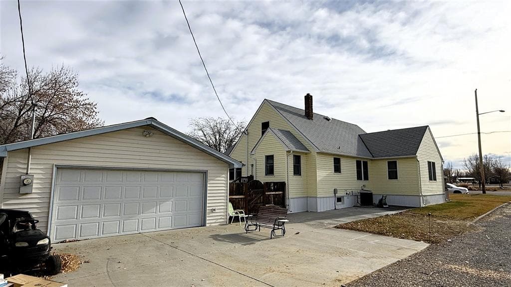 2211 Big Horn Ave — photo 12 of 38