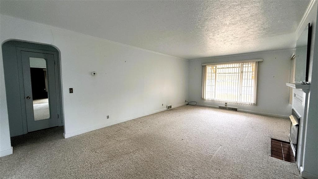 2211 Big Horn Ave — photo 9 of 38