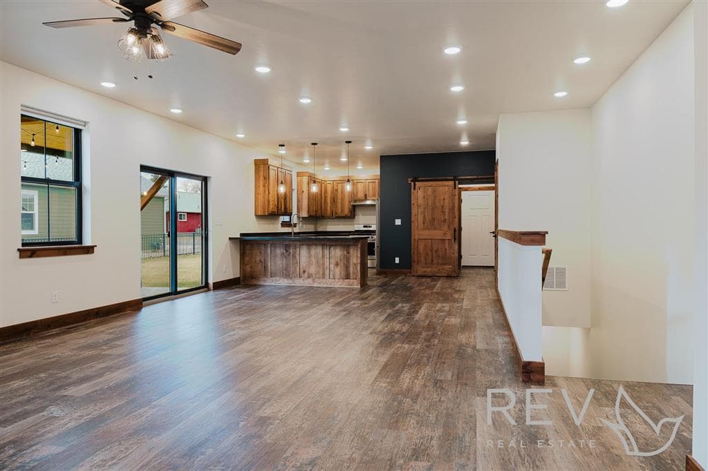 1513 22nd St — photo 2 of 47