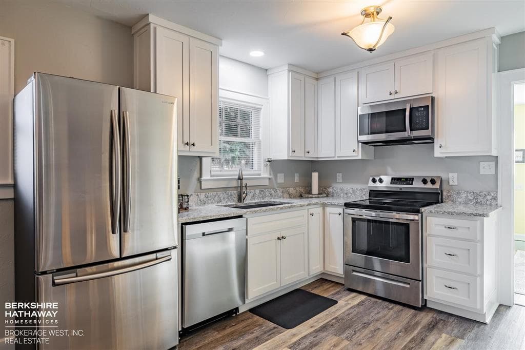 1032 Cody Ave photo 1