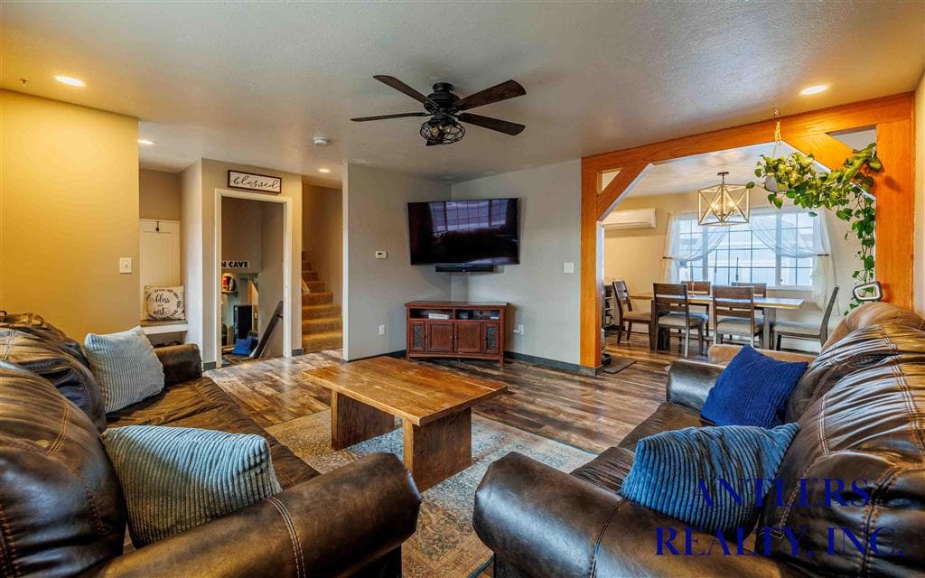 435 E 8th St — photo 2 of 42